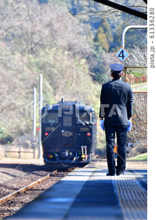 駅員のお見送り 駅員のお見送り 61336280