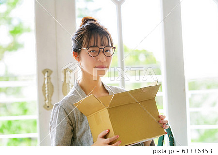 通販　女性　買物　荷物 61336853