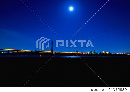 荒川土手から見る東京の夜景 荒川土手から見る東京の夜景 61336880