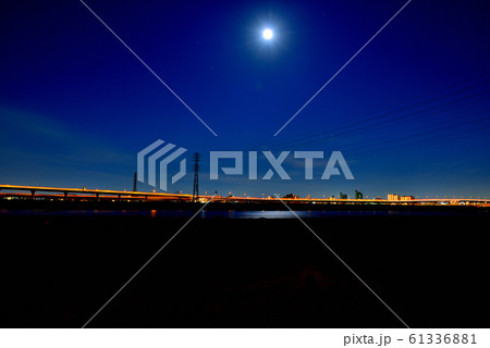 荒川土手から見る東京の夜景 荒川土手から見る東京の夜景 61336881