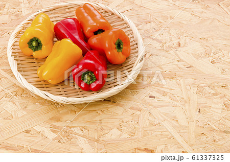 三色のカラーピーマン 61337325