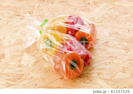 三色のカラーピーマン（袋入り） 61337326