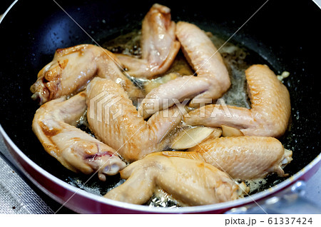 手羽先の甘辛照り焼き（調理中） 61337424