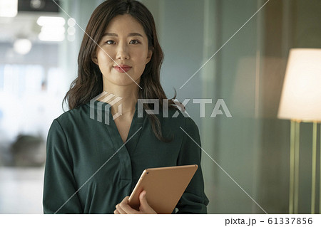 韓国人 若い女性 会社員 61337856