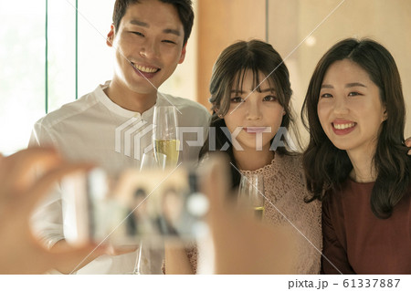 韓国人 女性 女の写真素材