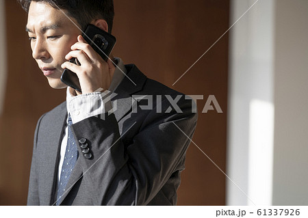 サラリーマン ビジネス 電話 61337926