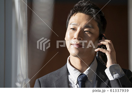 サラリーマン ビジネス 電話 61337939