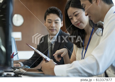 男女 会社員 チーム 61337977