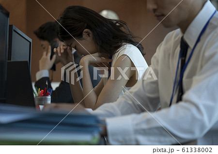 韓国人 若い女性 会社員 61338002