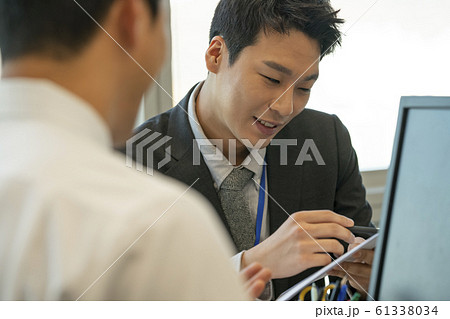 ビジネスマン ビジネス 会議 61338034