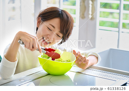 主婦　女性　キッチン　料理　サラダ 61338126