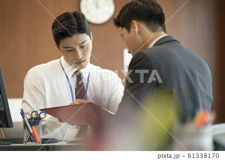 仲間 同僚 ビジネスマン 61338170