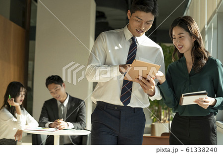 男女 会社員 仲間 61338240