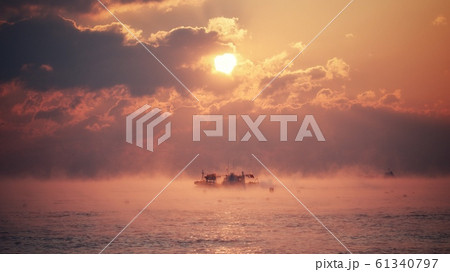水平線 雲 夕日 61340797