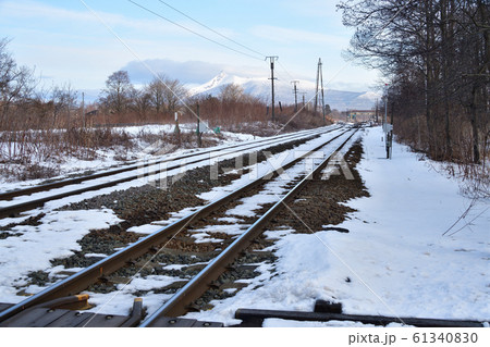 冬の北海道七飯町大沼駅と周辺の朝の風景を撮影 61340830