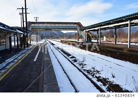 冬の北海道七飯町大沼駅と周辺の朝の風景を撮影 61340834