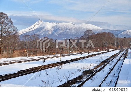 冬の北海道七飯町大沼駅と周辺の朝の風景を撮影 61340836