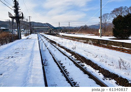 冬の北海道七飯町大沼駅と周辺の朝の風景を撮影 61340837