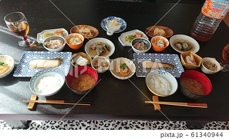 仲良くおうちごはん 61340944