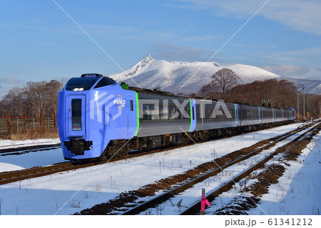 冬の北海道七飯町大沼駅を通過する特急列車の風景を撮影 冬の北海道七飯町大沼駅を通過する特急列車の風景を撮影 61341212