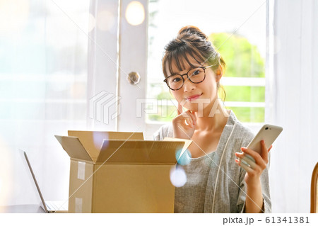ネットショッピング　スマホ　女性　荷物　買物 61341381