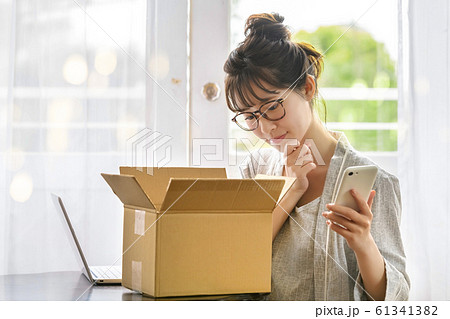 ネットショッピング スマホ 女性 荷物 買物 ネットショッピング スマホ 女性 荷物 買物 61341382