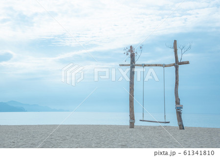 京丹後の海岸で見つけた可愛いビーチブランコ 61341810