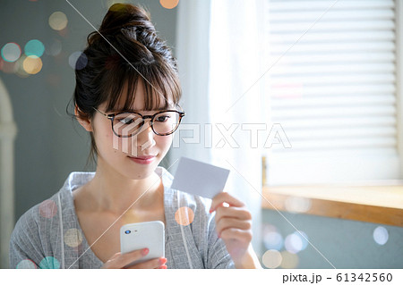 女性　スマホ　ネットショッピング　カード　ショッピング 61342560