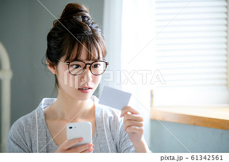 女性　スマホ　ネットショッピング　カード　ショッピング 61342561