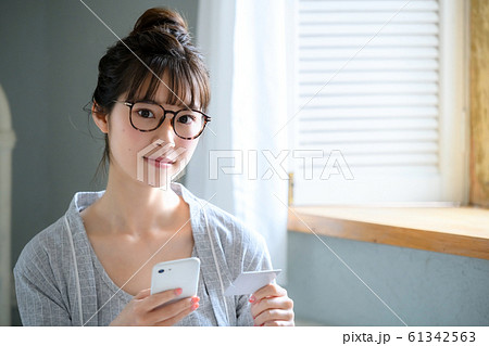 女性 スマホ ネットショッピング カード ショッピング 女性 スマホ ネットショッピング カード ショッピング 61342563