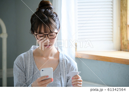 女性 スマホ ネットショッピング カード ショッピング 女性 スマホ ネットショッピング カード ショッピング 61342564