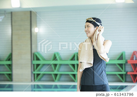女性　フィットネス水着　水着　選手　スポーツジム　プール　ジム　スイミングスクール 61343796
