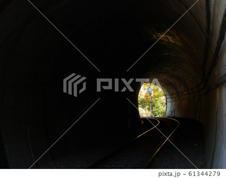 トンネルを抜ければ 61344279