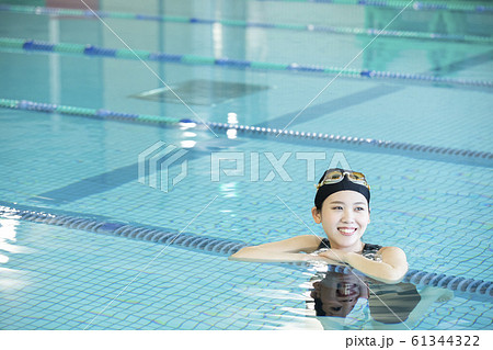 女性　フィットネス水着　水着　選手　スポーツジム　プール　ジム　スイミングスクール 61344322