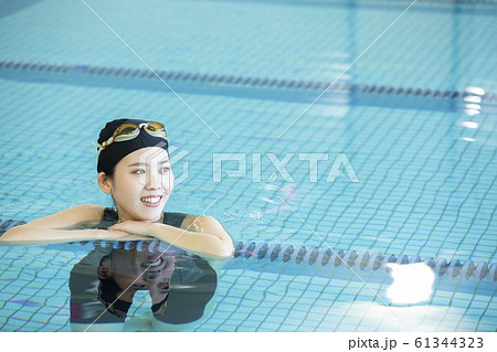 女性　フィットネス水着　水着　選手　スポーツジム　プール　ジム　スイミングスクール 61344323