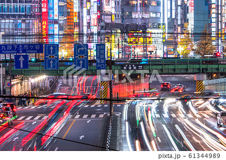 《東京都》新宿歌舞伎町・自動車の光跡 61344989