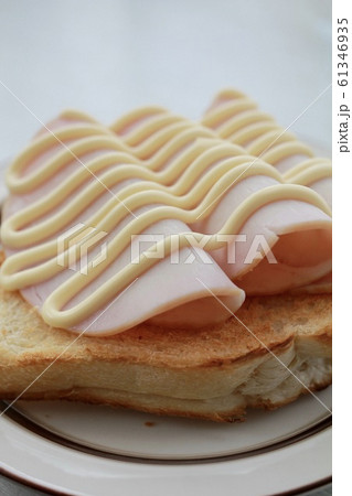 無塩せきハムと天然酵母パンのハムマヨのっけパン 61346935