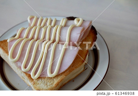 無塩せきハムと天然酵母パンのハムマヨのっけパン 61346938