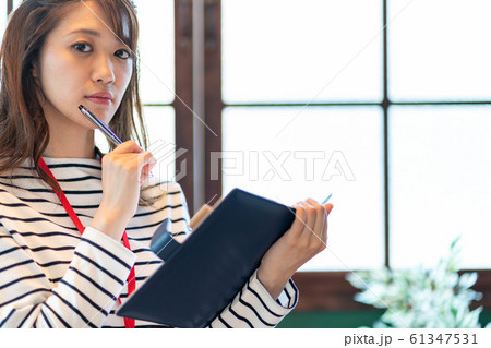 ビジネス カフェ 女性 ノマドワーカー ビジネス カフェ 女性 ノマドワーカー 61347531