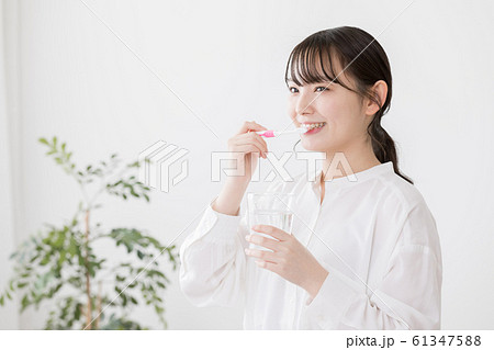 デンタル　ホワイトニング　オーラルケア　ビューティー　女性　スキンケア　ビューティ　若い女性　美容 61347588