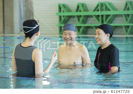 シニア　高齢者　水着　プール　ジム　スイミングスクール　リハビリ 61347720