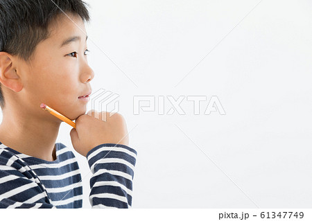 小学生 男の子 横顔の写真素材