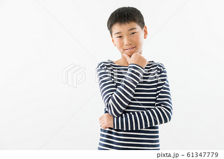 小学生　男の子　悩む　考える　アイデア 61347779