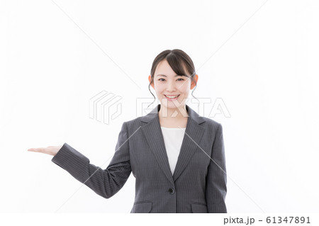 ビジネスウーマン 指差し 手のひら ビジネスウーマン 指差し 手のひら 61347891