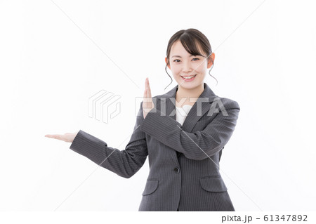 ビジネスウーマン 指差し 手のひら ビジネスウーマン 指差し 手のひら 61347892
