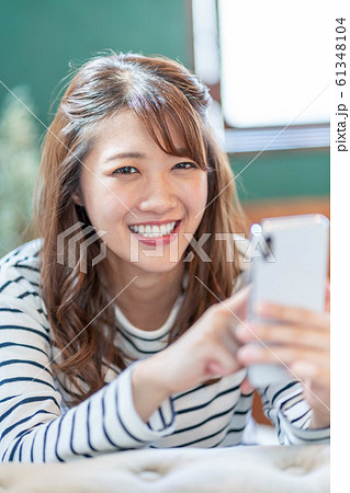 女性　ライフスタイル　スマホ 61348104