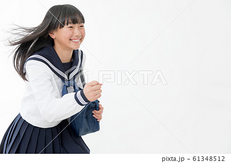中学生　高校生　女性　セーラー服　走る　ダッシュ 61348512