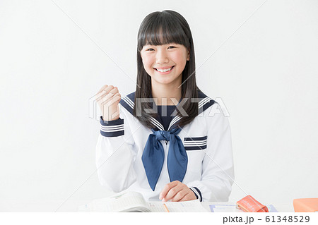 中学生 高校生 女性 セーラー服 ガッツポーズ 授業の写真素材