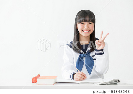 中学生　高校生　女性　セーラー服　授業　ピース　ブイサイン 61348548