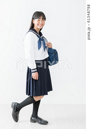 中学生　高校生　女性　セーラー服　全身 61348798
